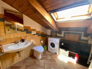Un baño con lavabo y lavadora. en Sunflower near the center with Private Parking, en Perugia 48 fotos más