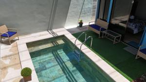 Bazén v ubytování Exclusive Arenal Hideaway a House with a Private Pool in the backyard nebo v jeho okolí