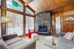 een woonkamer met een bank en een open haard bij 1 Raccoon Lane in Sunriver