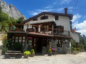 a building with a balcony on top of it at Hotel Rural El Sestil in Dobres