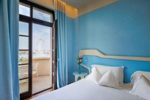 a bedroom with a bed and a view of a wheel at JR Hotels Bari Grande Albergo delle Nazioni in Bari