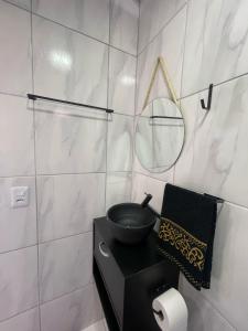 un baño con un bol encima de un fregadero en kit Net 7 xaxim, en Curitiba