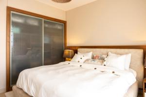 Postel nebo postele na pokoji v ubytování Mangroovy Seafront condo - Great Kite Surfing