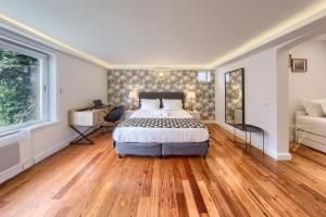 En eller flere senge i et værelse på Mbird Estoril Riviera Flat 1 + 24 billeder