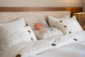 Postel nebo postele na pokoji v ubytování Mangroovy Seafront condo - Great Kite Surfing