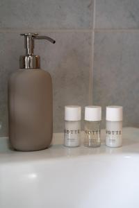 a bottle of moisturizing moisturizers next to a soap dispenser at 10min Auto Udine Centro Garage coperto Free Wifi in Godia