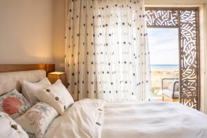 Postel nebo postele na pokoji v ubytování Mangroovy Seafront condo - Great Kite Surfing