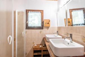 a bathroom with two sinks and a shower at Maison 250m plage - grand jardin in L'Ile d'Yeu +23 photos