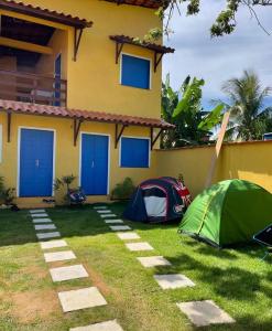 a yard with a tent and a house at Vila Flor in Cairu