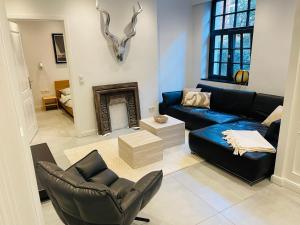 汉堡Urban Design Loft的带沙发、椅子和壁炉的客厅