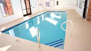 Πισίνα στο ή κοντά στο Upscale Family Home in Kanab with Gym Pool Red Rock Views