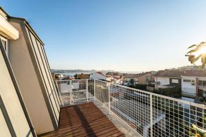 een balkon met uitzicht op een stad bij Nomads Lux - 3BDR Foz Velha Porto in Porto