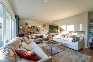 een woonkamer met een bank en een tafel bij Nomads Lux - 3BDR Foz Velha Porto in Porto