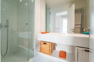 een badkamer met een wastafel en een glazen douche bij Nomads Lux - 3BDR Foz Velha Porto in Porto +11 foto's