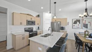 una cocina con fregadero y encimera en Kanab Stunning New Deluxe Family Condo Sleeps 10, en Kanab 31 fotos más