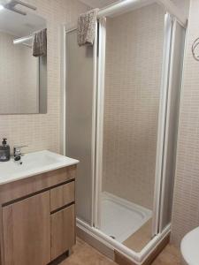 a bathroom with a shower and a sink at PEBA Nudo del Ocho Apartamento en Tina Menor in Pesués