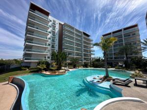 a large swimming pool in front of a building at Condominio en la marina Pacifika in Los Cerritos