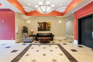 a lobby with a couch and a table and a chandelier at Brooklyn Arts Condo in Wilmington