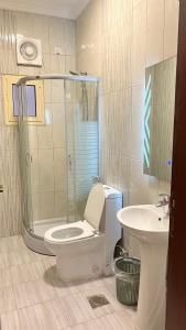 a bathroom with a shower and a toilet and a sink at مسكن ركاز المدن in Al Madinah