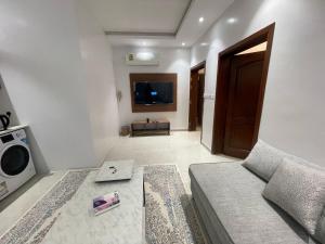 a living room with a couch and a tv at مسكن ركاز المدن in Medina