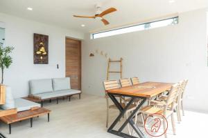 ein Esszimmer mit Tisch und Stühlen in der Unterkunft Villa Toi&Moi 3Br Private Pool Sea View in Ban Thung