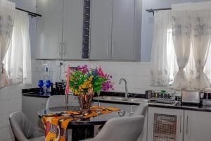 Nhà bếp/bếp nhỏ tại Titambire pacape of willowgardens