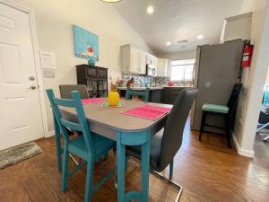 eine Küche mit einem blauen Tisch und Stühlen in einem Zimmer in der Unterkunft Peaceful Downtown Kanab Family Townhome Dew Drop Inn in Kanab