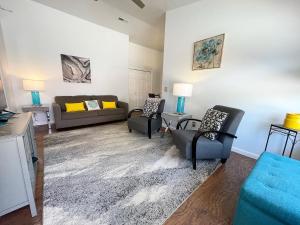 ein Wohnzimmer mit einer Couch und zwei Sesseln in der Unterkunft Peaceful Downtown Kanab Family Townhome Dew Drop Inn in Kanab