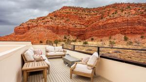 Un balcón con sillas y vista a una montaña. en Kanab Oasis Luxury Family Home with Rooftop Deck, en Kanab