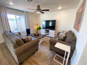 TV a/nebo společenská místnost v ubytování Spacious Modern Family Townhome Close to Downtown Kanab + 44 fotografií