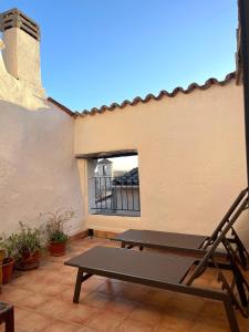 a patio with a bench and a window at La Villageoise in Aups