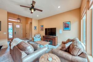 Μια τηλεόραση ή/και κέντρο ψυχαγωγίας στο Kanab Hikers' Hideaway Modern Southwest Family Home