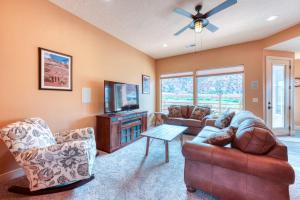 Χώρος καθιστικού στο Kanab Hikers' Hideaway Modern Southwest Family Home