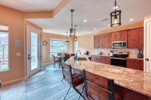 Η κουζίνα ή μικρή κουζίνα στο Kanab Hikers' Hideaway Modern Southwest Family Home