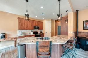 Η κουζίνα ή μικρή κουζίνα στο Kanab Hikers' Hideaway Modern Southwest Family Home +47 φωτογραφίες