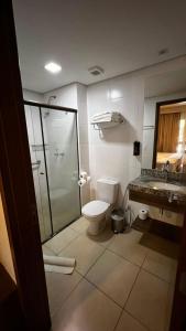 une salle de bain avec une douche, des toilettes et un lavabo dans l'établissement Apartamento no Barretos Country Resort, à Barretos
