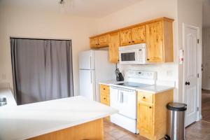 Η κουζίνα ή μικρή κουζίνα στο Kanab Family Townhome with Pool and Hot Tub
