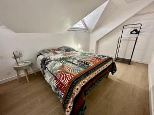 une chambre avec un lit dans une pièce avec une fenêtre dans l'établissement Ti Kaz Coco Passion Vue Mer, à Sainte-Anne 33 autres photos