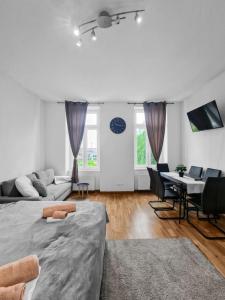 Sala de estar blanca con cama y mesa en Nordwestbahn Apartments, en Viena
