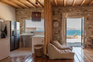 eine Küche mit Meerblick in der Unterkunft Villa Cornelia in Aliki