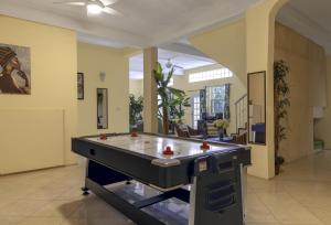 Foto dalla galleria di Beautiful 5-bed villa with views and pool - Decaj villa a Cap Estate