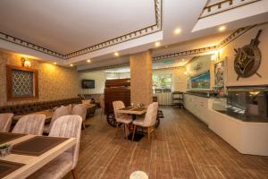 Un televizor și/sau centru de divertisment la Villa Paradiso Hotel & Spa +45 fotografii