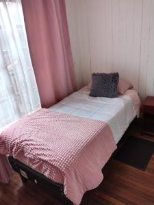a small bed in a room with a window at Guillermo Marconi in Los Ángeles
