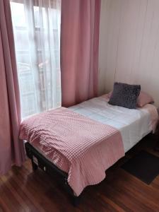 a small bed in a room with a window at Guillermo Marconi in Los Ángeles