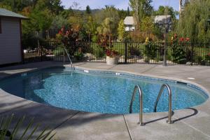 una piscina en un patio con una valla en Arden Forest Inn, en Ashland