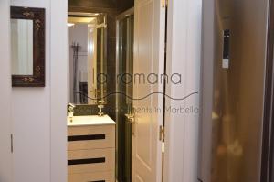 łazienka z umywalką i lustrem w obiekcie LaRomanaMarbella punto es w Marbelli