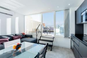 una sala de estar con un sofá y una mesa en Chic apartment with great terrace, en Playa de las Américas