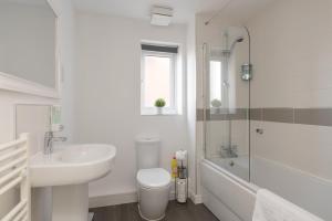 Ένα μπάνιο στο Comfortable 2-Bed Home with Parking & Fast Wi-Fi!