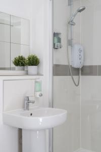 Ένα μπάνιο στο Comfortable 2-Bed Home with Parking & Fast Wi-Fi!