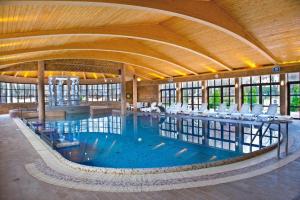 Bazén v ubytovaní Manor House SPA Luxury of Silence alebo v jeho blízkosti